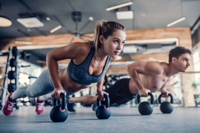 frau-mann-kettlebell-liegestuetz