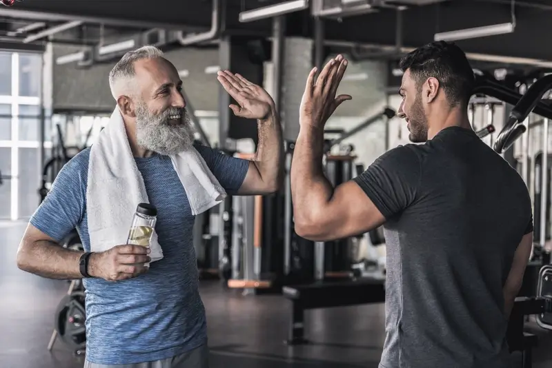 maenner-high-five-fitnessstudio